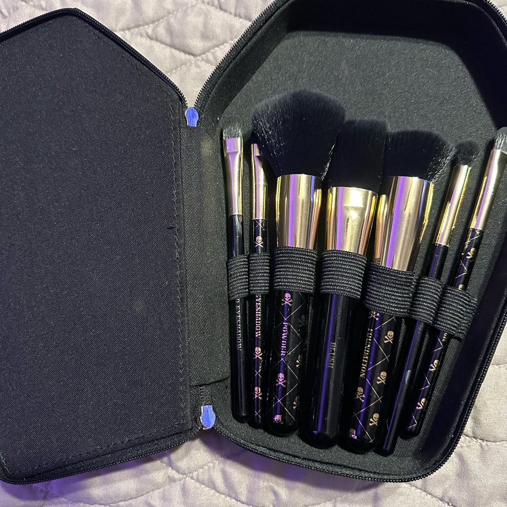 Beautiful skull brush set